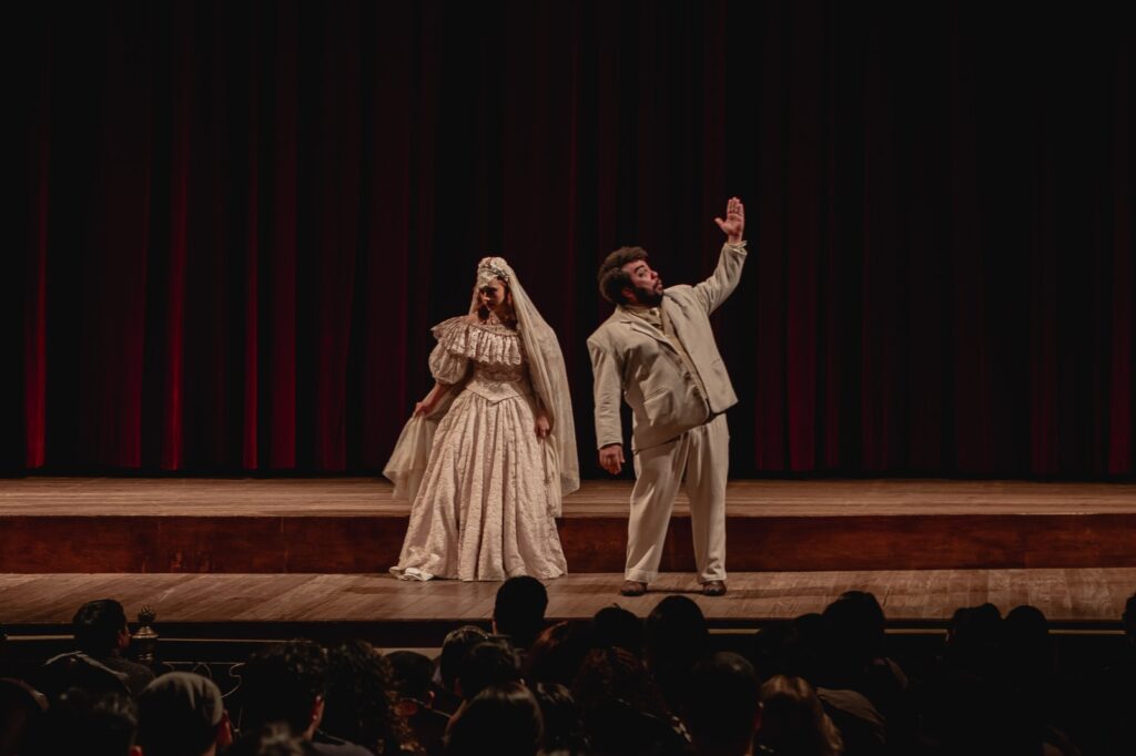 ‘Cabaré Chinelo’ esgota ingressos em festival internacional de teatro em São Paulo