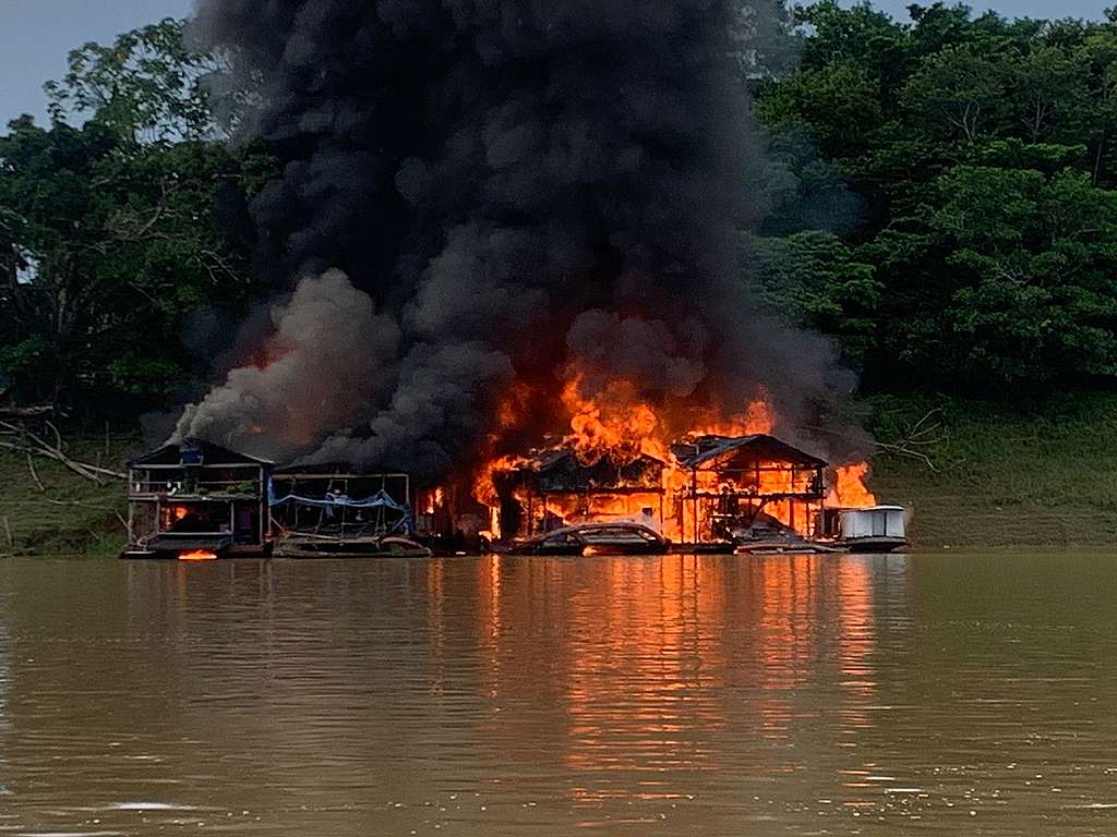 Operação destrói centenas de dragas de garimpo ilegal no Amazonas