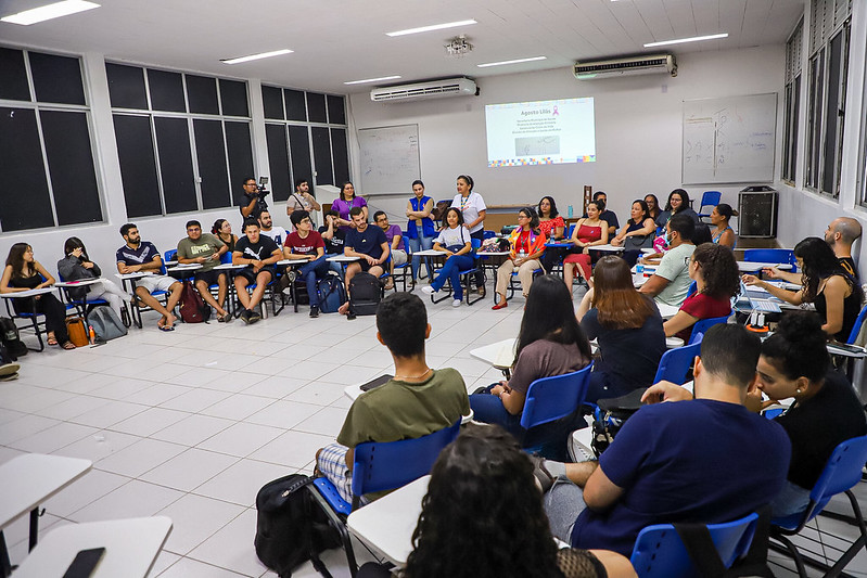 Profissionais de saúde discutem violência obstétrica com alunos de Medicina