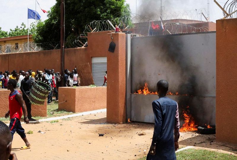 Junta do Níger diz que França planeja ataques para libertar presidente