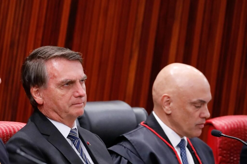 Deputados acionam Moraes e pedem que Bolsonaro seja proibido de deixar o país