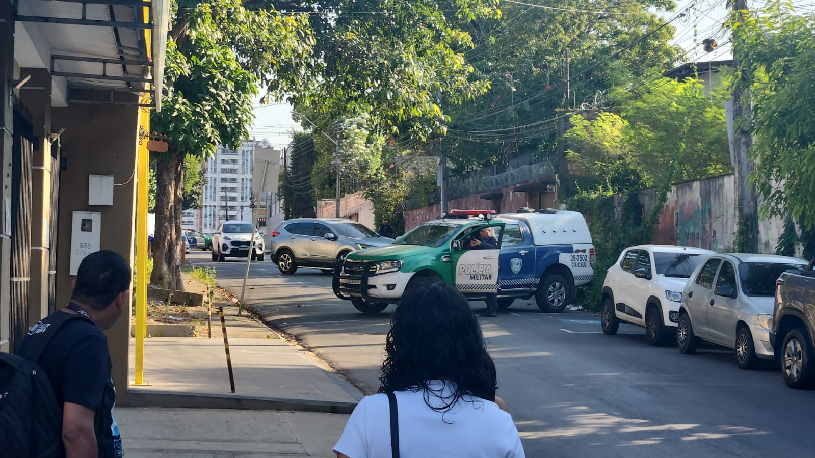 Um médico identificado como Renato Morais da Silva (35), teve seu carro crivado por balas e levou um tiro no tórax nesta terça-feira (22/08) no Vieiralves, bairro Nossa Senhora das Graças, zona centro-sul de Manaus.