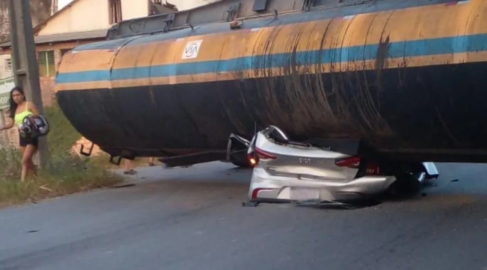 Caminhão esmaga carro e mata motorista e passageiro em Manaus