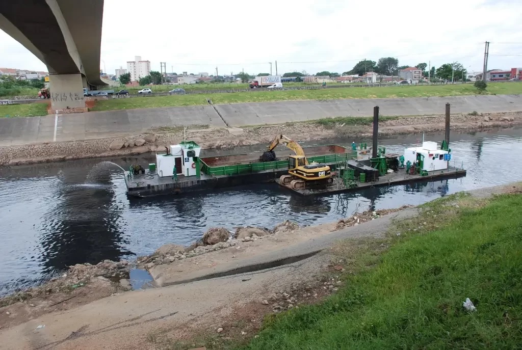 Mancha de poluição no Rio Tietê quase dobra em dois anos