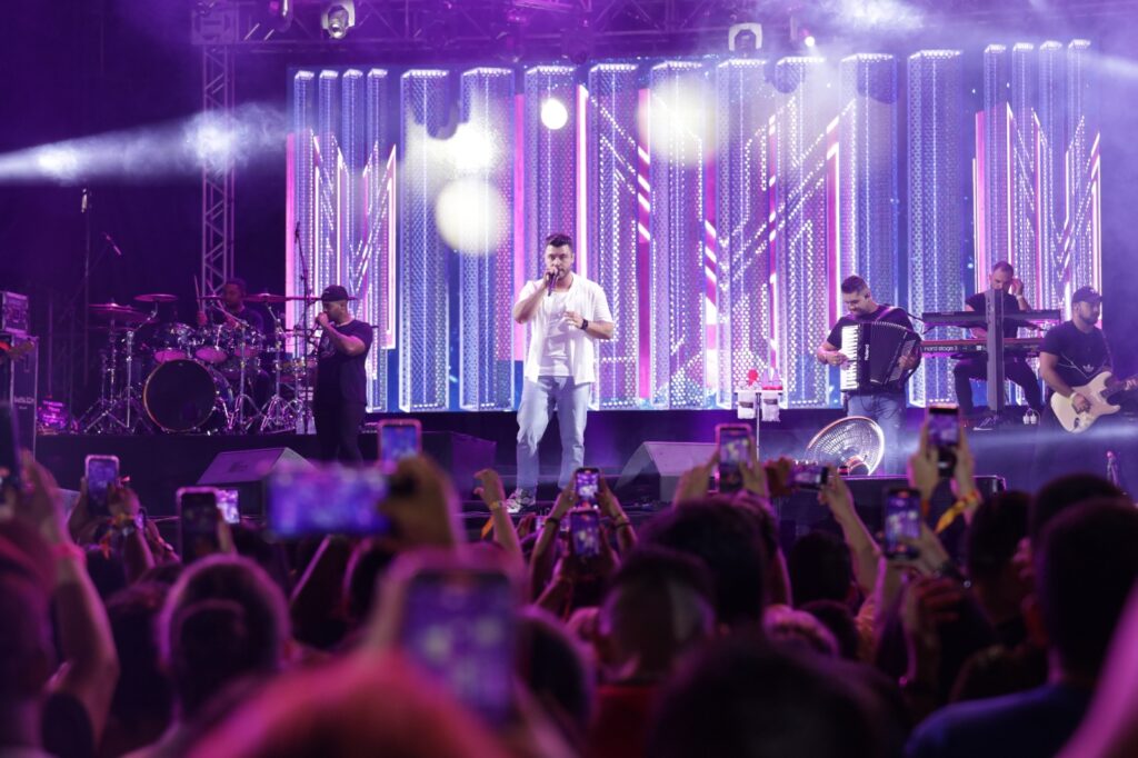 Murilo Huff entrega muito sertanejo no palco Amazona do #SouManaus 2023