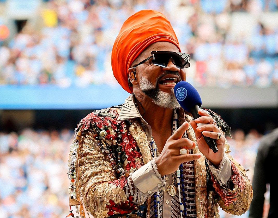 Carlinhos Brown empolga o público inglês em pré-jogo do Manchester City –  Vírgula