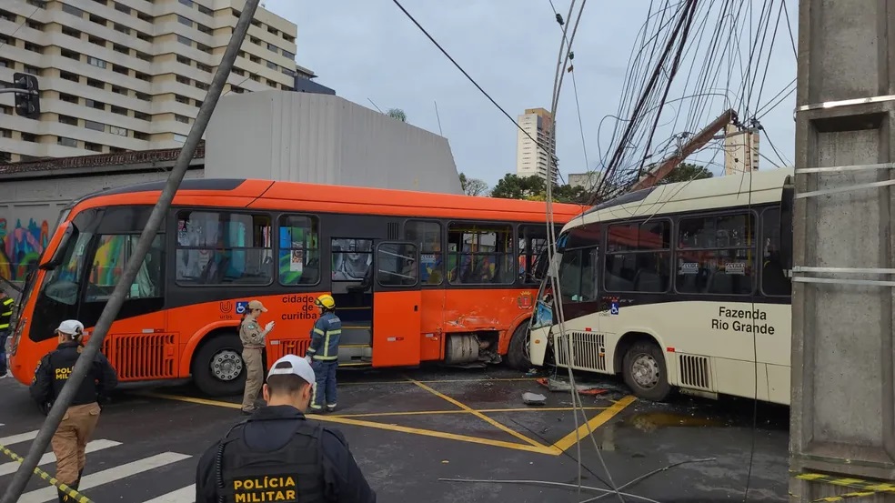 Batida entre dois ônibus em Curitiba (PR) deixa 40 feridos