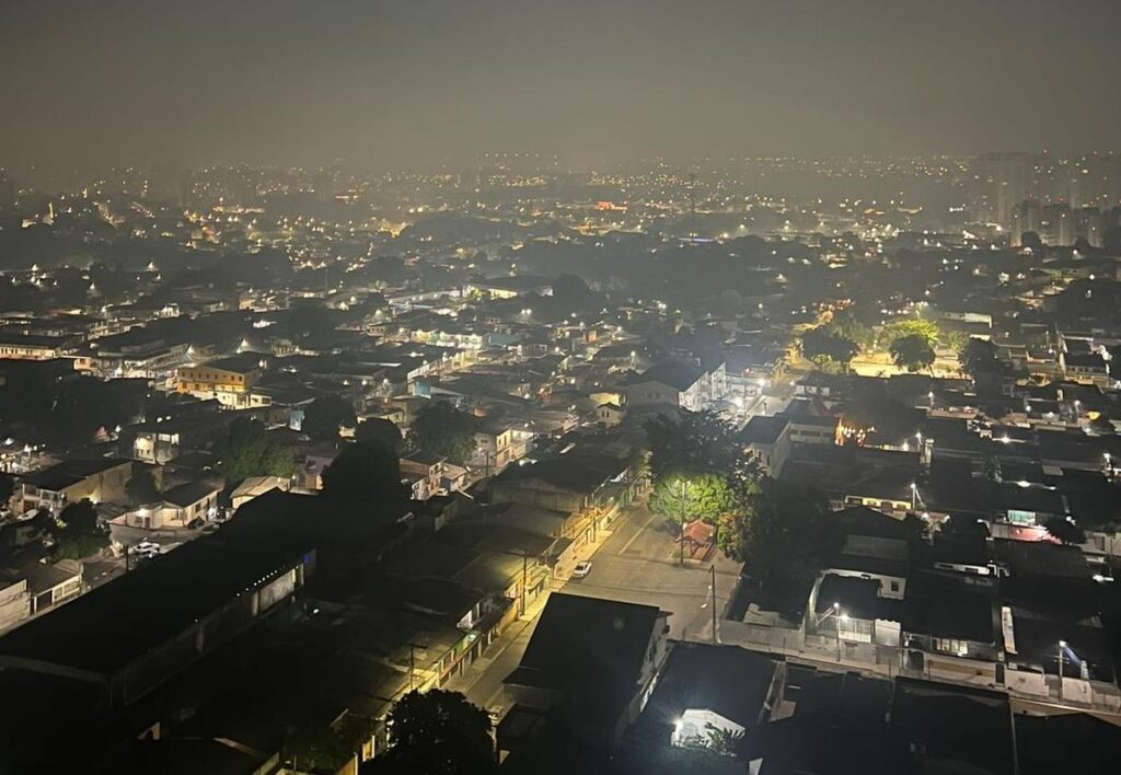 Fumaça encobre Manaus durante na noite de quarta-feira (04/10)