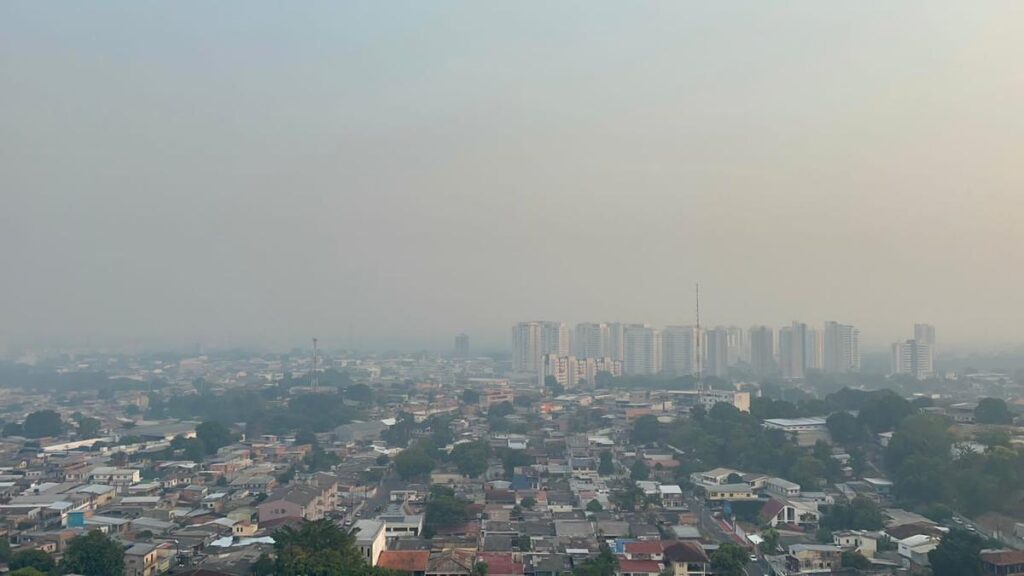 Fumaça de queimadas cobre vários bairros de Manaus