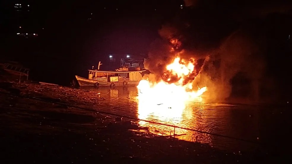 Explosão em barco com botijões e combustíveis deixa um morto no AM