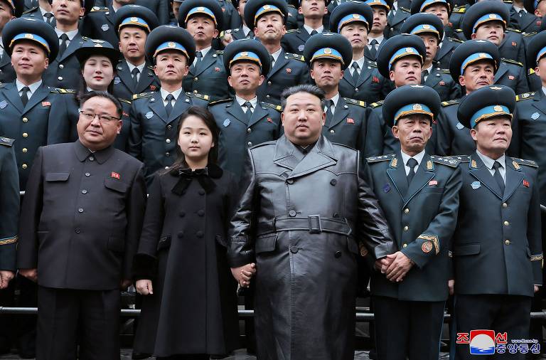 Kim chama Coreia do Norte de 'potência espacial' e celebra 'nova era'