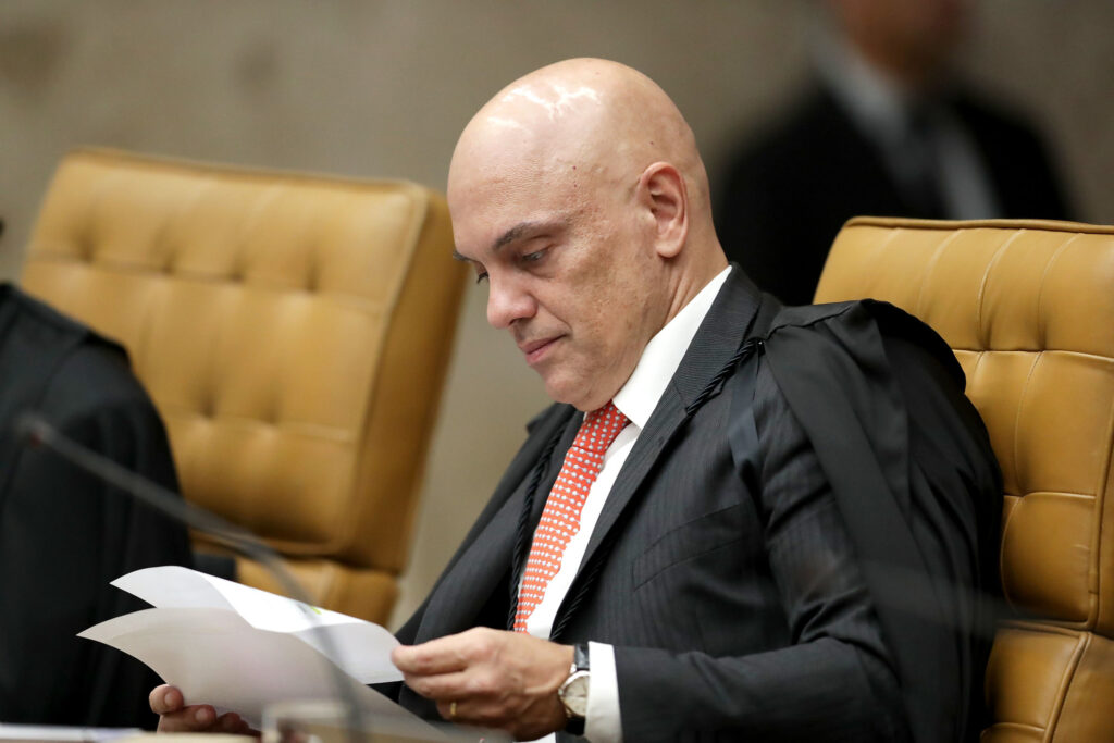Moraes admite erro, mas mantém pena de 17 anos em voto contra réu do 8/1