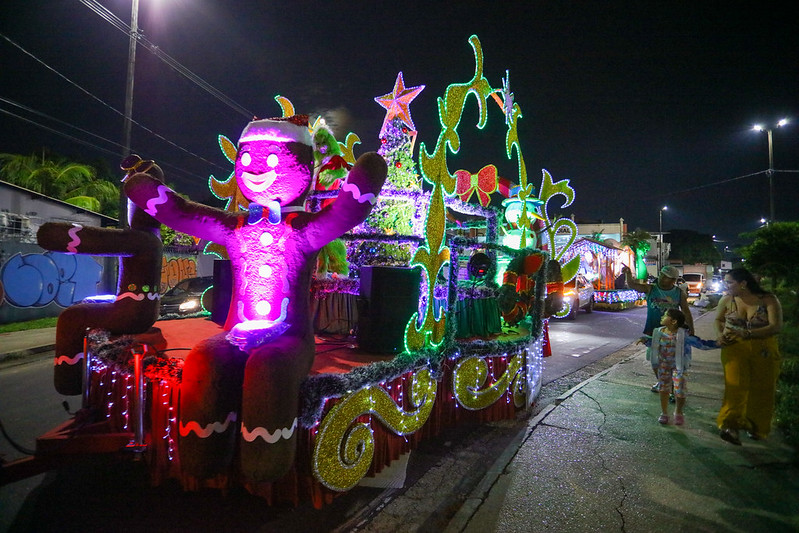 Parada Natalina leva encanto às ruas da zona Centro-Oeste da cidade