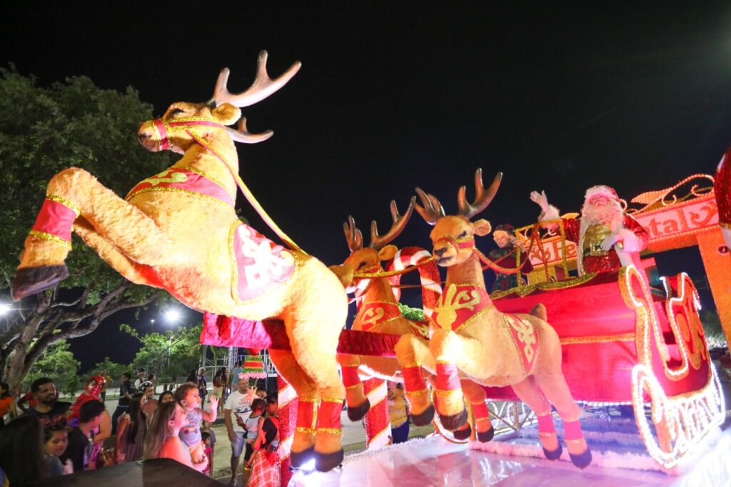 Parada Natalina acontece em novo formato nas avenidas do centro de Manaus