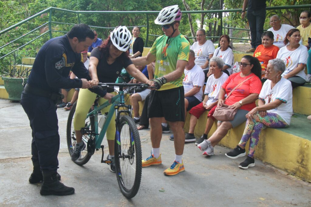 Idosos aprendem a andar de bicicleta com projeto