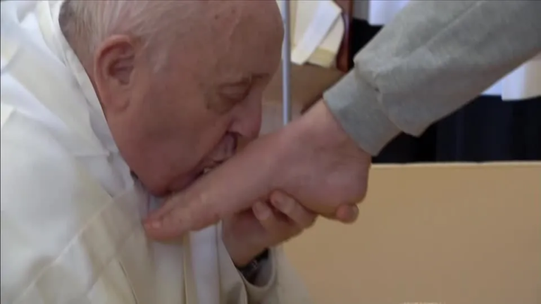 Papa Francisco lava apenas os pés de mulheres durante cerimônia de Páscoa