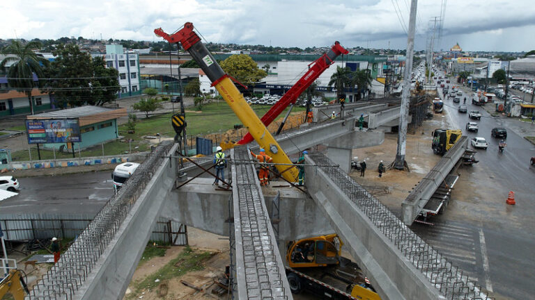 Trânsito na Bola do Produtor será alterado neste sábado para avanço nas obras do viaduto Rei Pelé