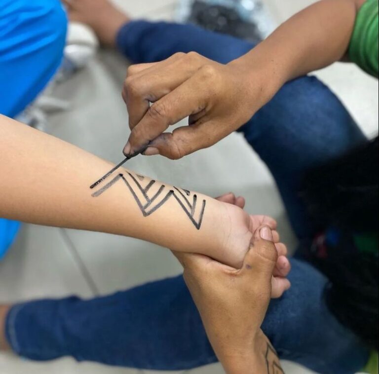 Escola em Manaus celebra Dia dos Povos Indígenas com oficinas de grafismo e língua Nheengatu