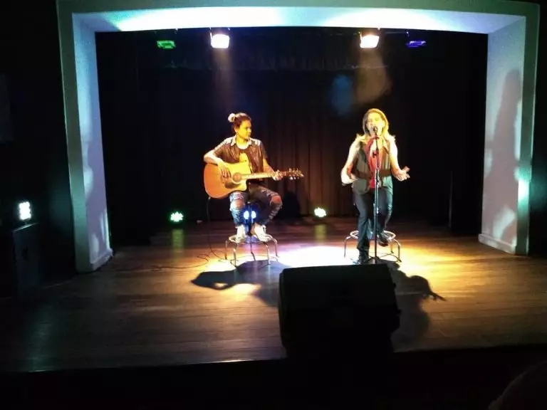 Luso Neto canta Cazuza em show no Teatro Gebes Medeiros