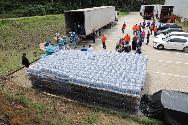 Manaus monta operação de ajuda humanitária para enviar água potável ao RS