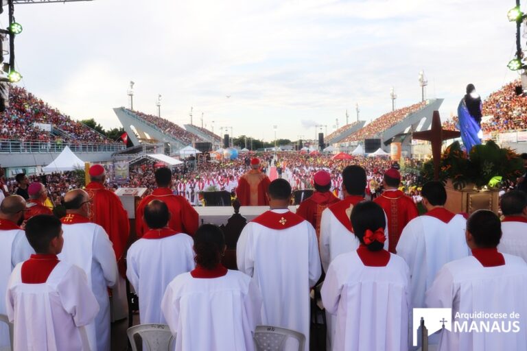 Festa de Pentecostes é celebrada por milhares de fieis em Manaus