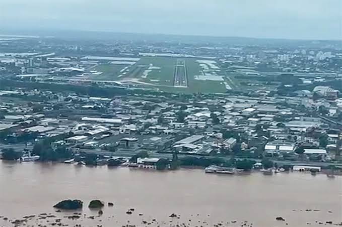 Aeroporto de Porto Alegre suspende voos por tempo indeterminado