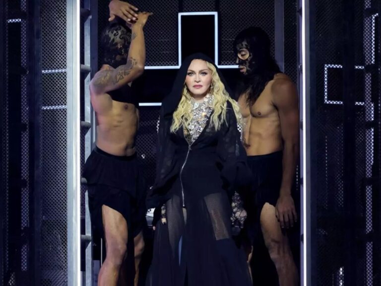 Com palco aprovado por Bombeiros Madonna faz ensaio em palco em Copacabana