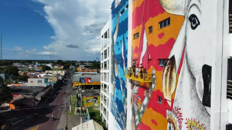 57º Festival de Parintins: Bumbódromo recebe time de artistas para pintura da marca oficial do evento