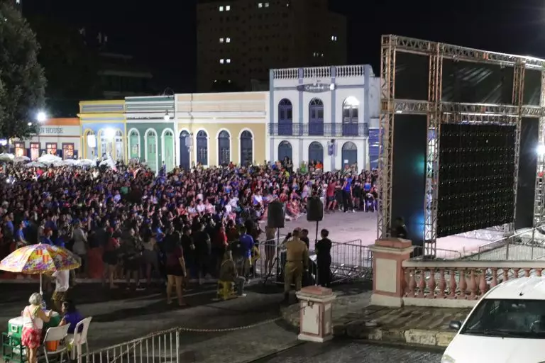 Mais de 1,5 mil torcedores lotam Largo de São Sebastião na transmissão do Festival de Parintins
