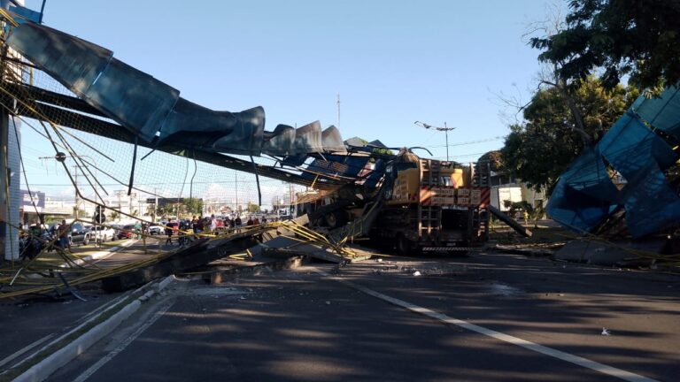 Carreta atinge estrutura e derruba passarela na Avenida Torquato Tapajós