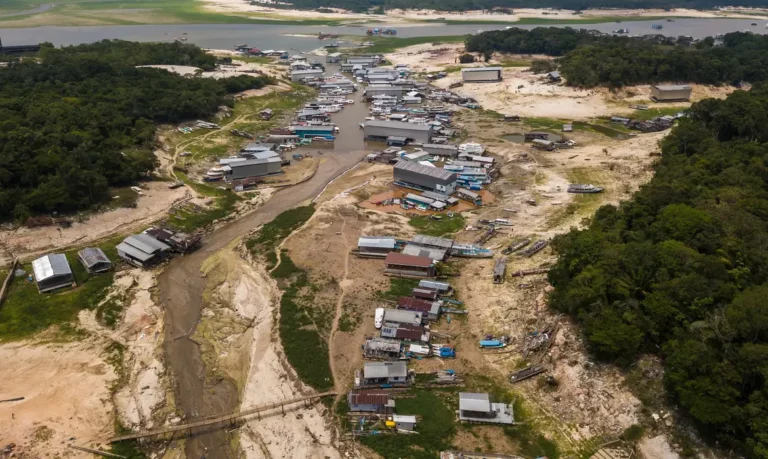 Manaus começa a distribuir ajuda a afetados por seca