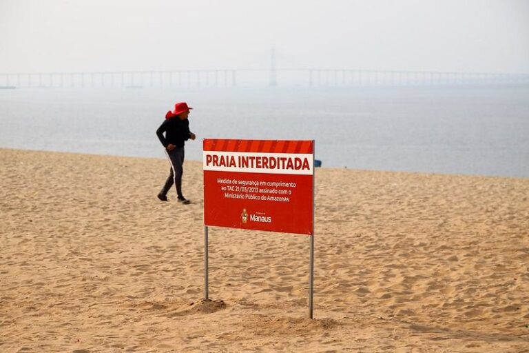 Praia da Ponta Negra permanece interditada