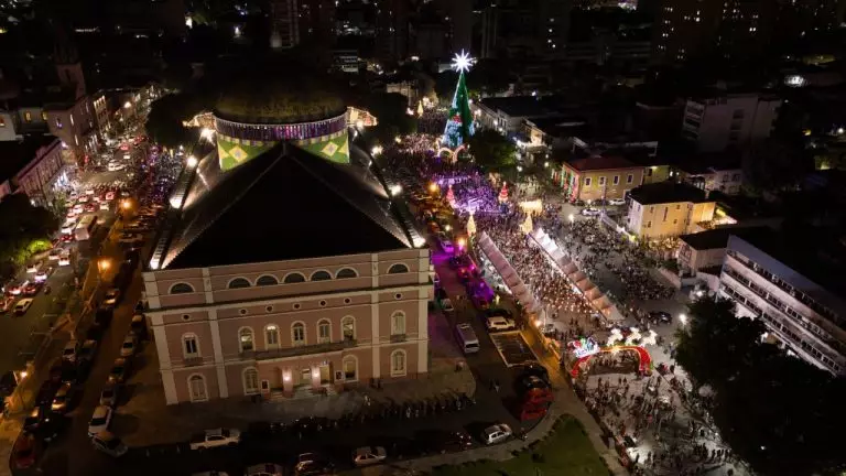 O Mundo Encantado: iluminação da árvore de Natal e estreia das atrações temáticas no Largo de São Sebastião, neste domingo