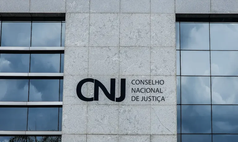 CNJ suspende pagamento de auxílio-alimentação de R$ 10 mil para juízes