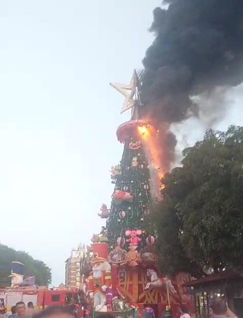 Árvore de Natal pega fogo no Largo de São Sebastião