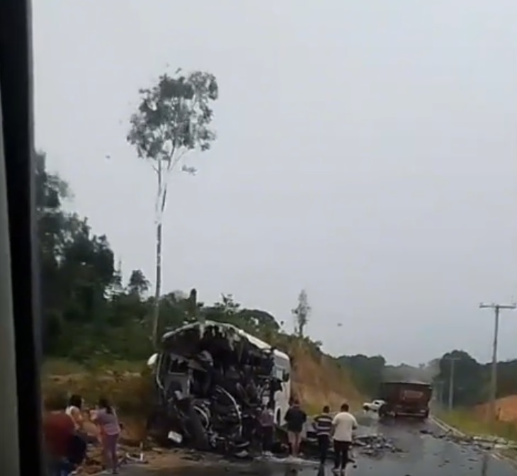 Acidente entre ônibus e caminhão na AM-010 deixa 16 feridos, diz PM