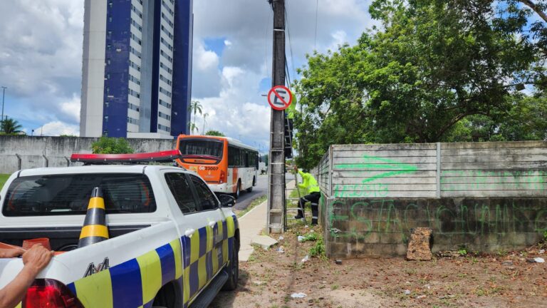 Guardadores de carro arrancam placas que regulamentam a proibição de estacionamento na Ponta Negra