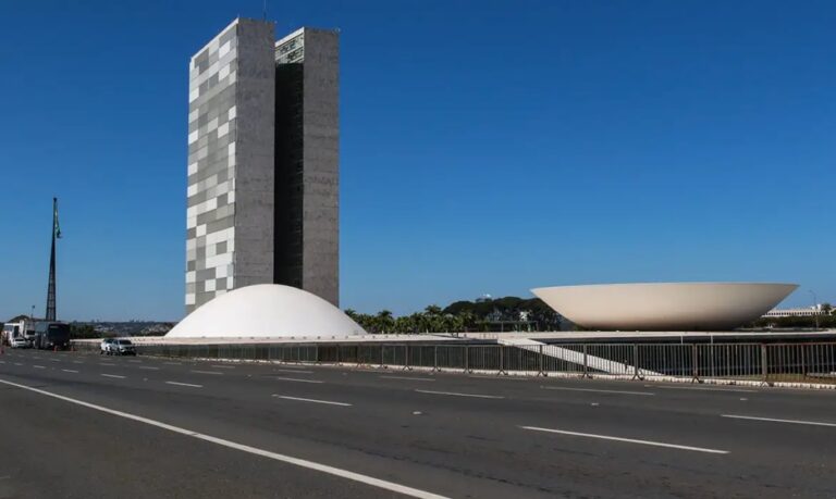 Senado e Câmara elegem novos presidentes hoje