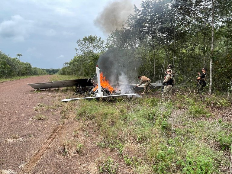 Aeronave faz pouso forçado em Manacapuru e piloto foge, abandonando 500 kg de skunk