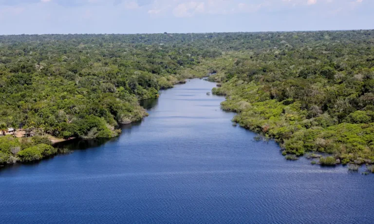 Navio do Peru colide com plataforma de petróleo no Amazonas
